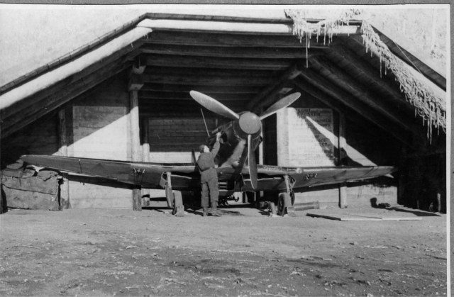 1-я авиационная эскадрилья 39 истребительного полка. Самолёт в капонире.jpg